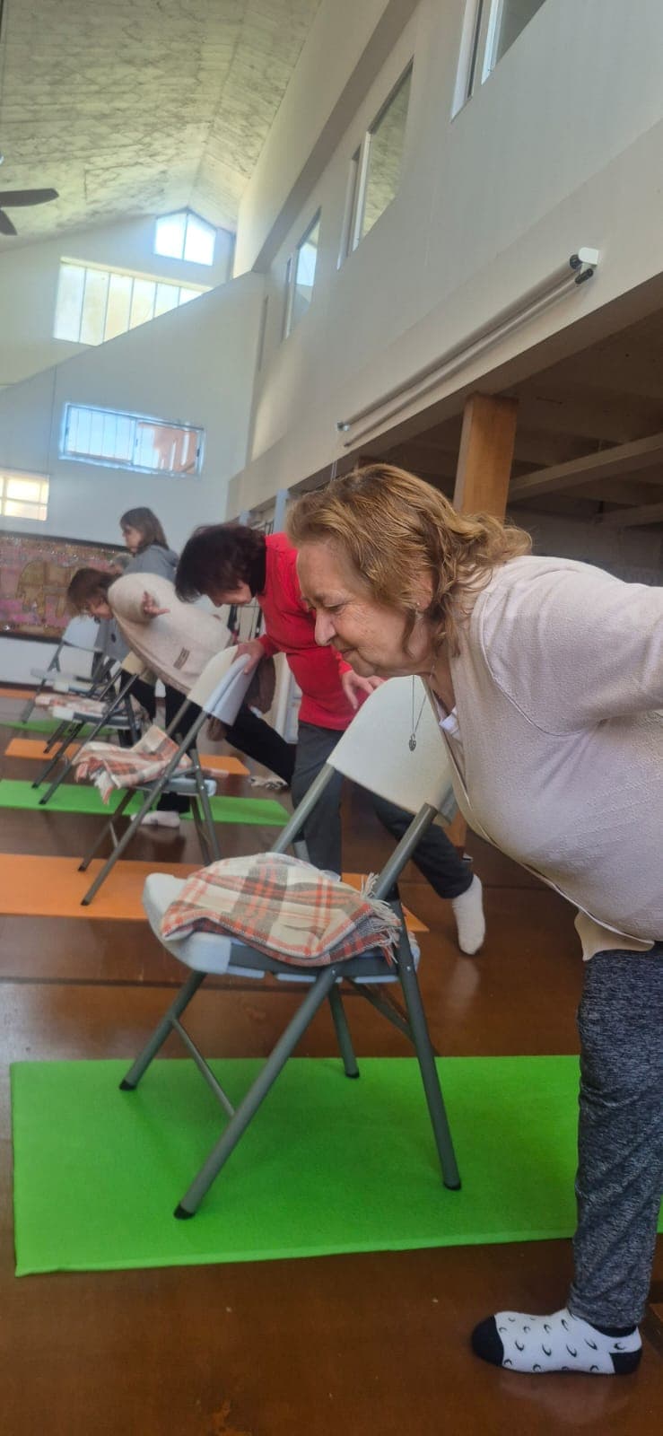 Clase de yoga en silla