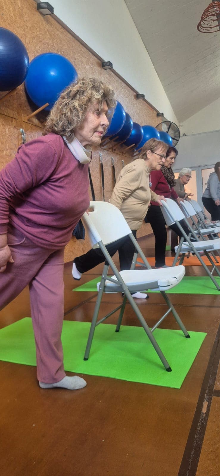 Clase de yoga en silla
