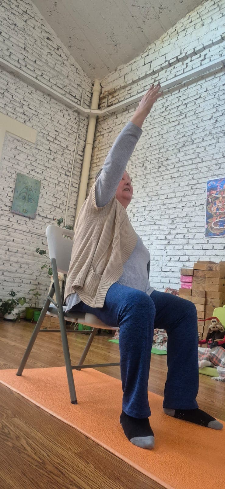 Clase de yoga en silla