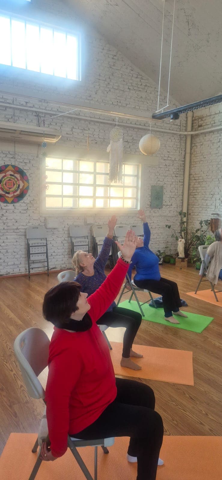 Clase de yoga en silla