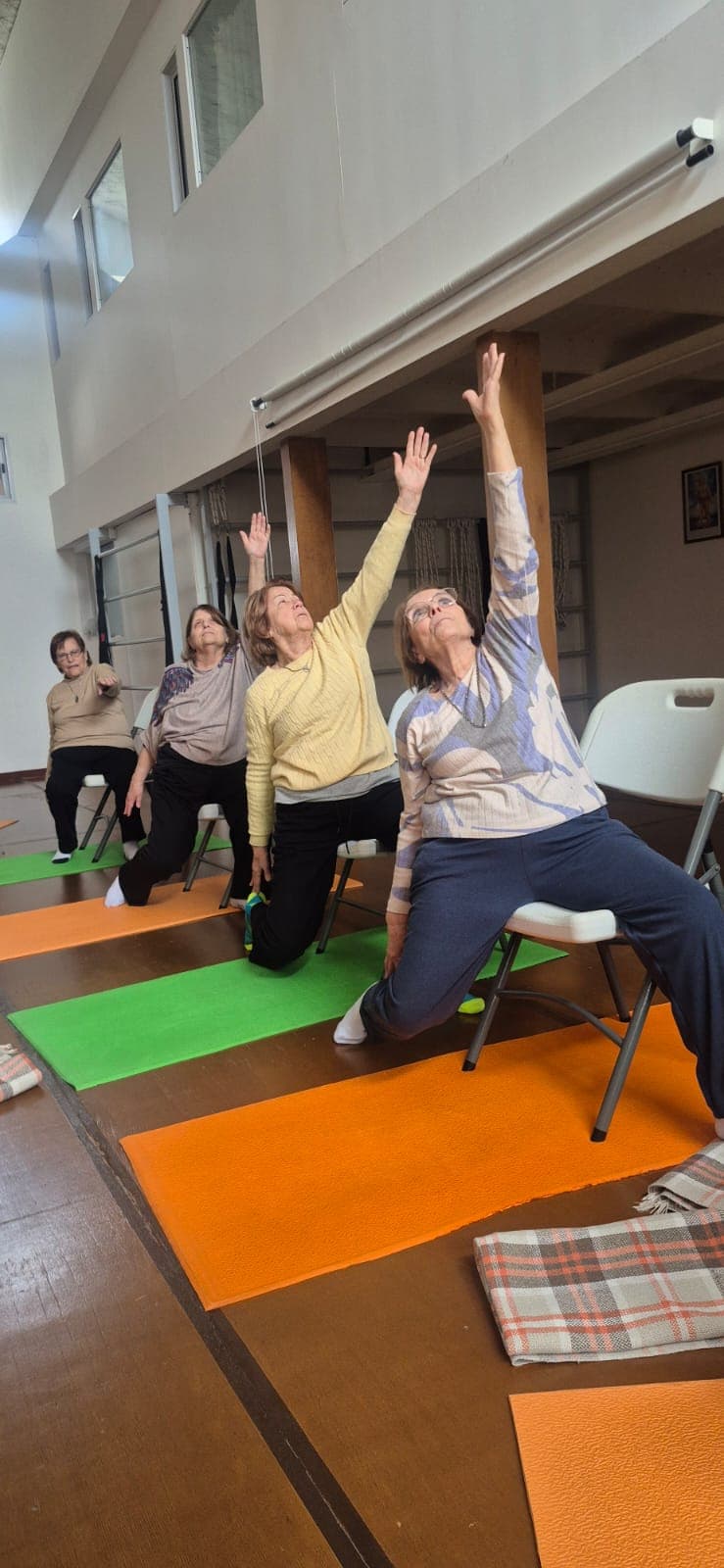 Clase de yoga en silla