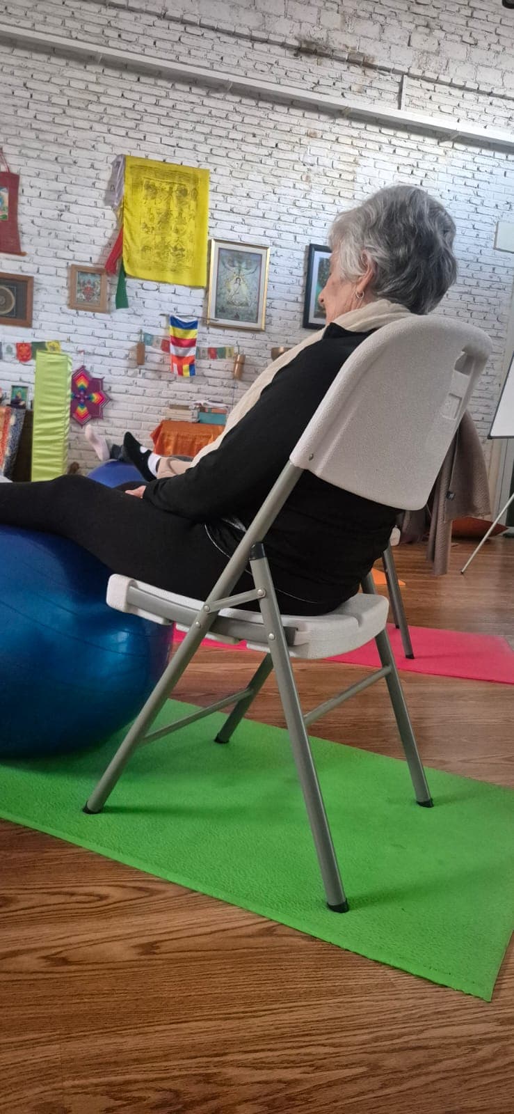 Clase de yoga en silla