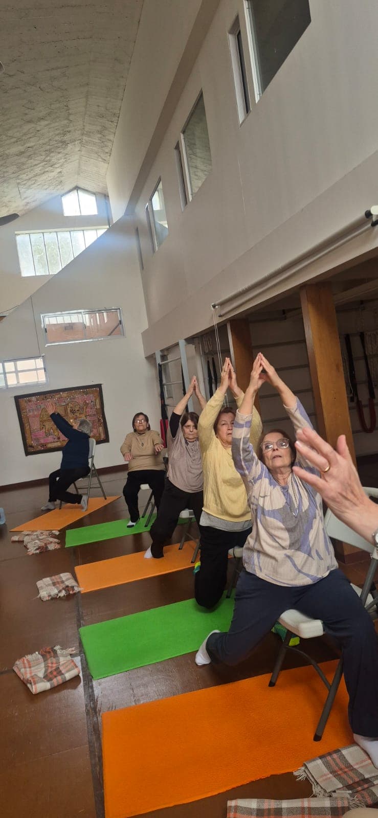 Clase de yoga en silla