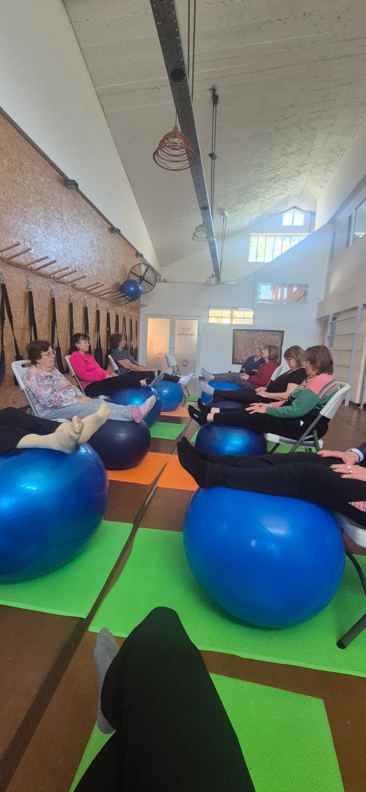 Clase de yoga en silla