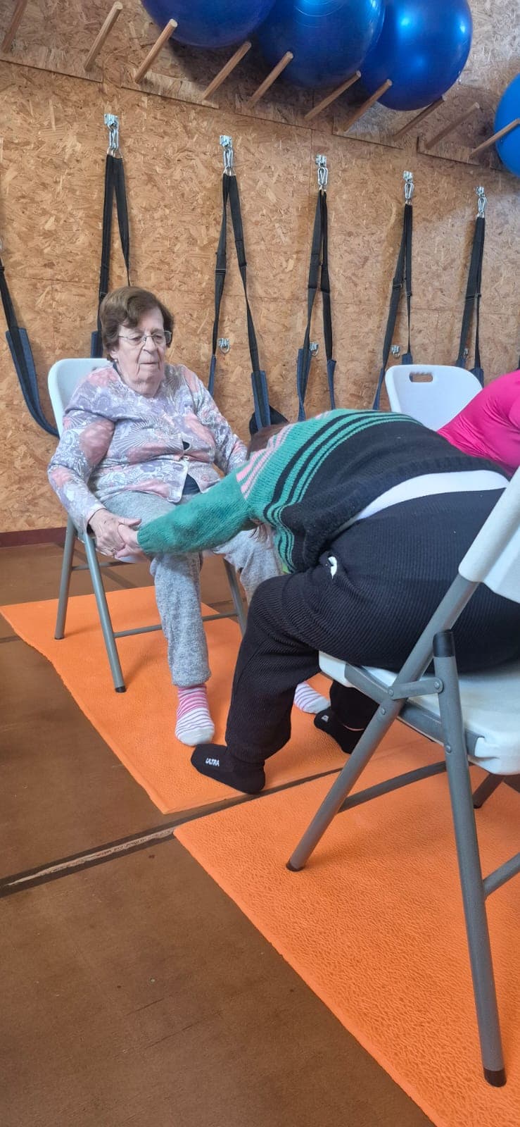 Clase de yoga en silla